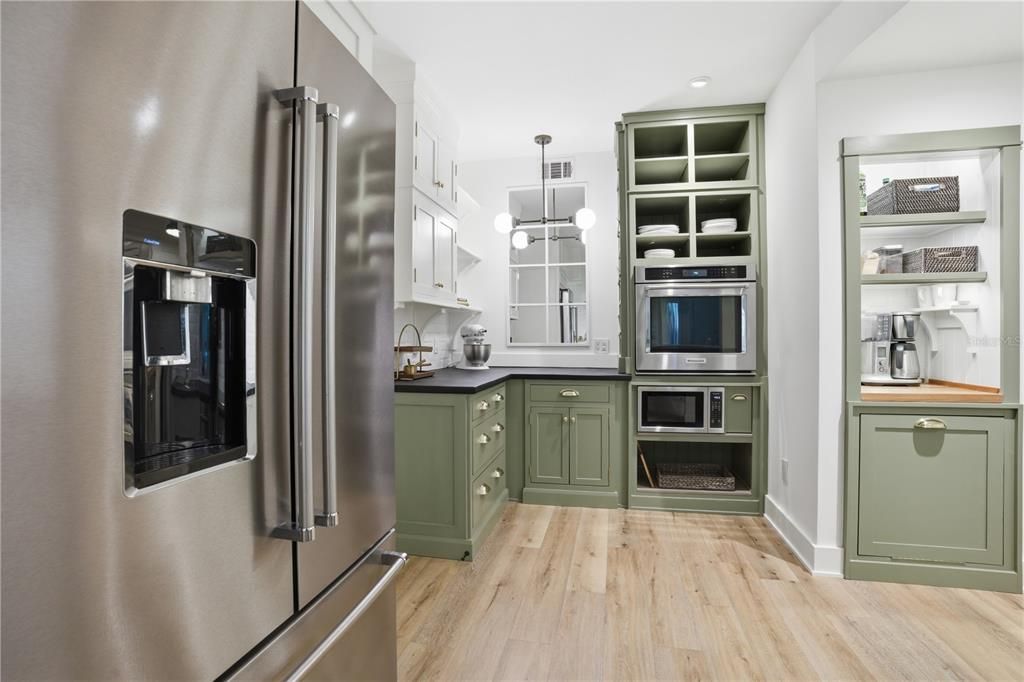 Active With Contract: $279,900 (2 beds, 2 baths, 1281 Square Feet)