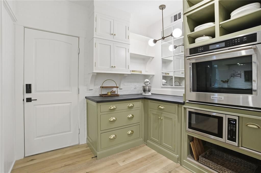 Active With Contract: $279,900 (2 beds, 2 baths, 1281 Square Feet)
