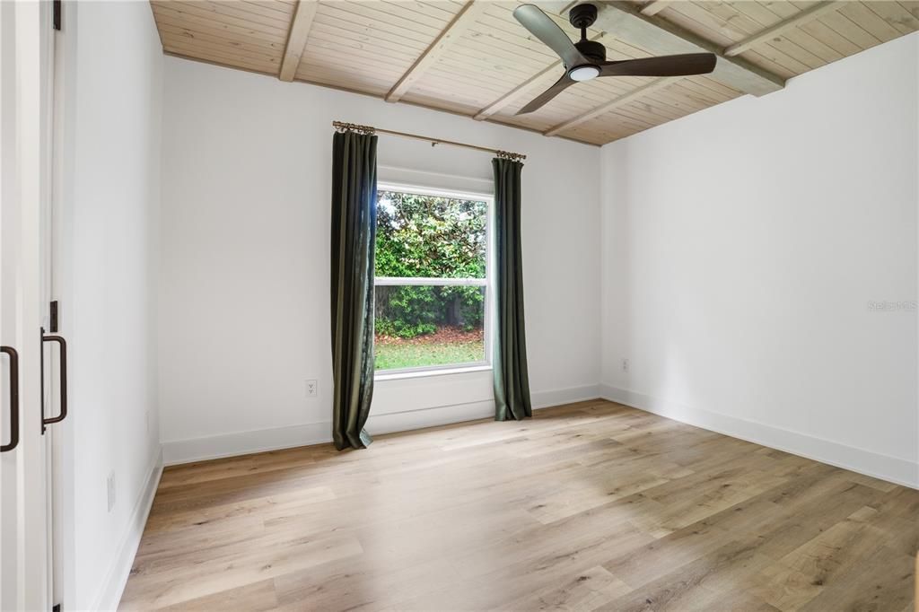 Active With Contract: $279,900 (2 beds, 2 baths, 1281 Square Feet)