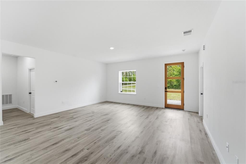 Activo con contrato: $287,500 (4 camas, 2 baños, 1774 Pies cuadrados)