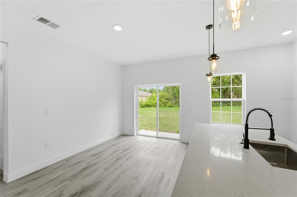 Activo con contrato: $287,500 (4 camas, 2 baños, 1774 Pies cuadrados)