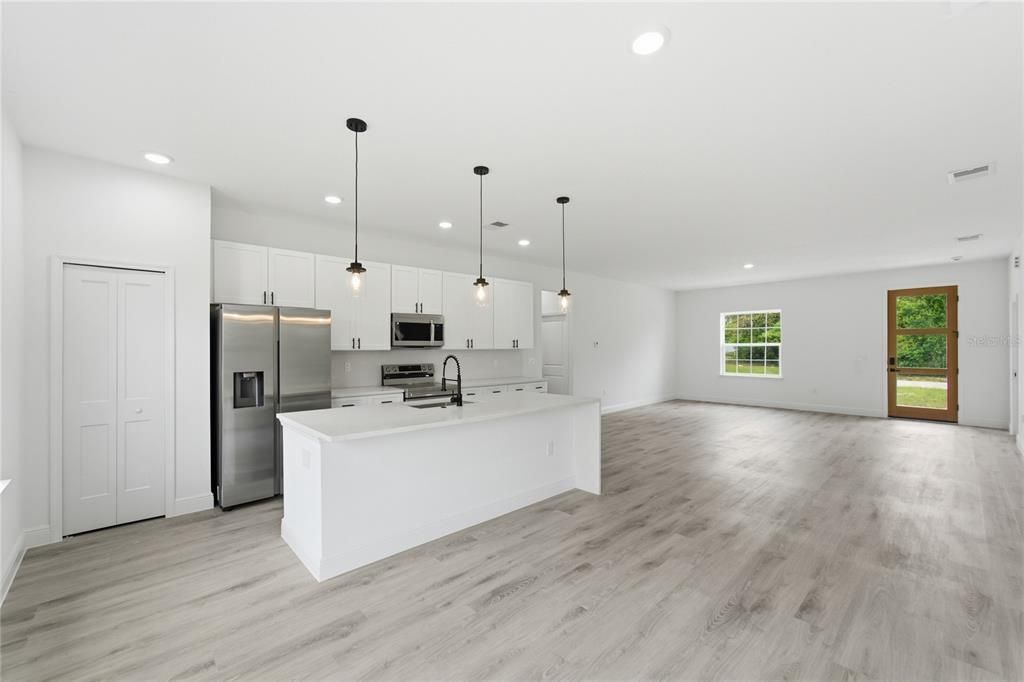 Activo con contrato: $287,500 (4 camas, 2 baños, 1774 Pies cuadrados)