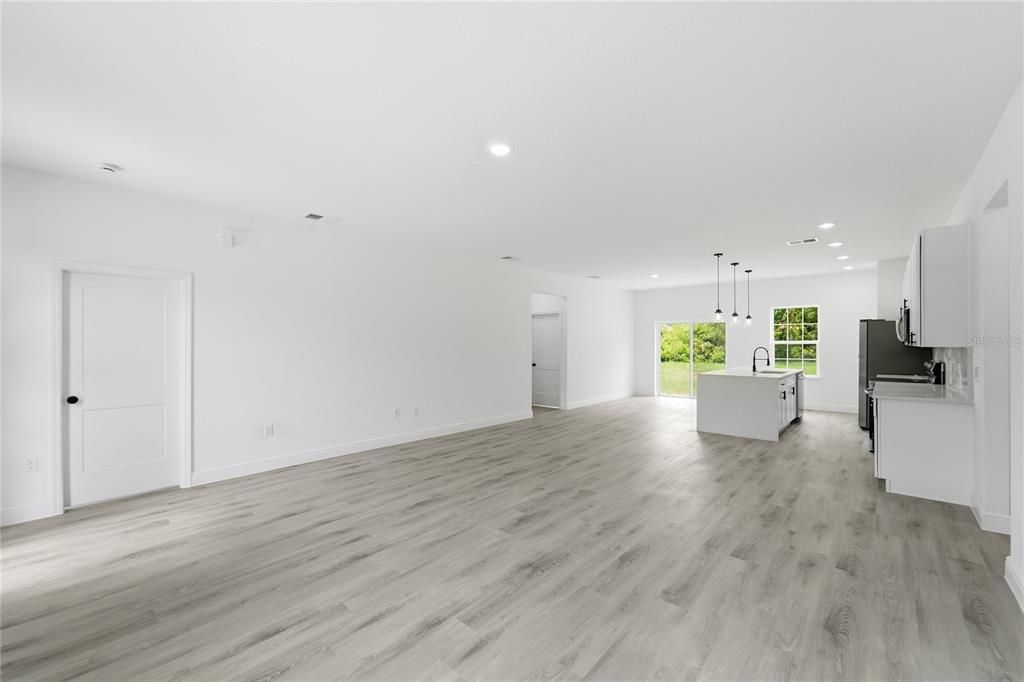 Activo con contrato: $287,500 (4 camas, 2 baños, 1774 Pies cuadrados)