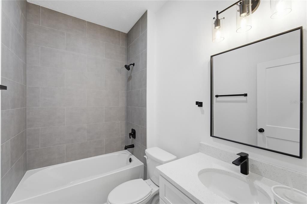 Activo con contrato: $287,500 (4 camas, 2 baños, 1774 Pies cuadrados)