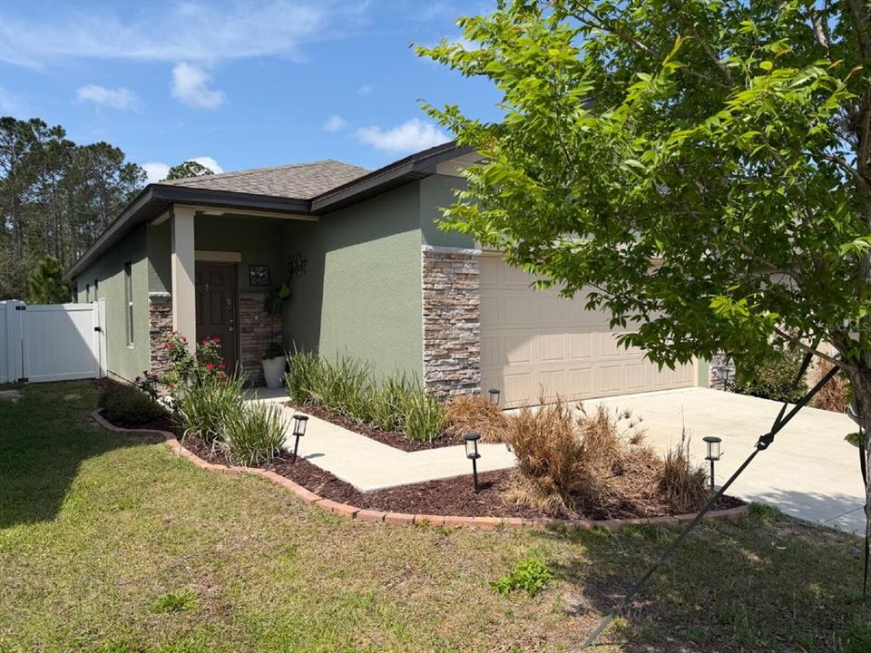 For Rent: $2,270 (3 beds, 2 baths, 1372 Square Feet)
