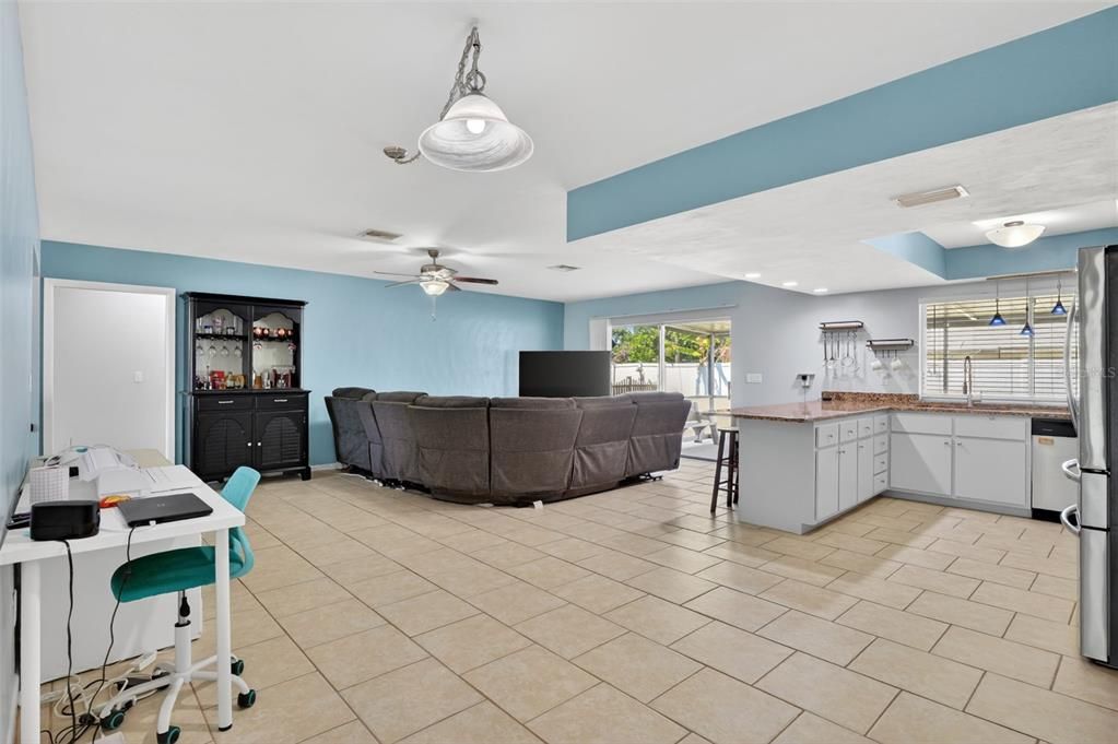En Venta: $325,000 (3 camas, 2 baños, 2058 Pies cuadrados)