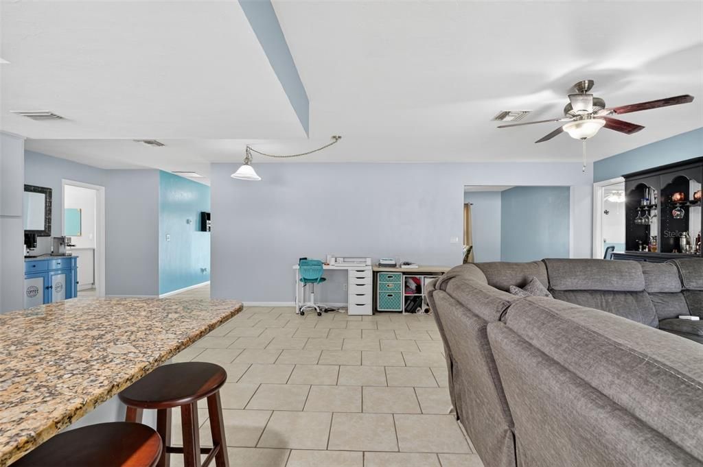 En Venta: $325,000 (3 camas, 2 baños, 2058 Pies cuadrados)