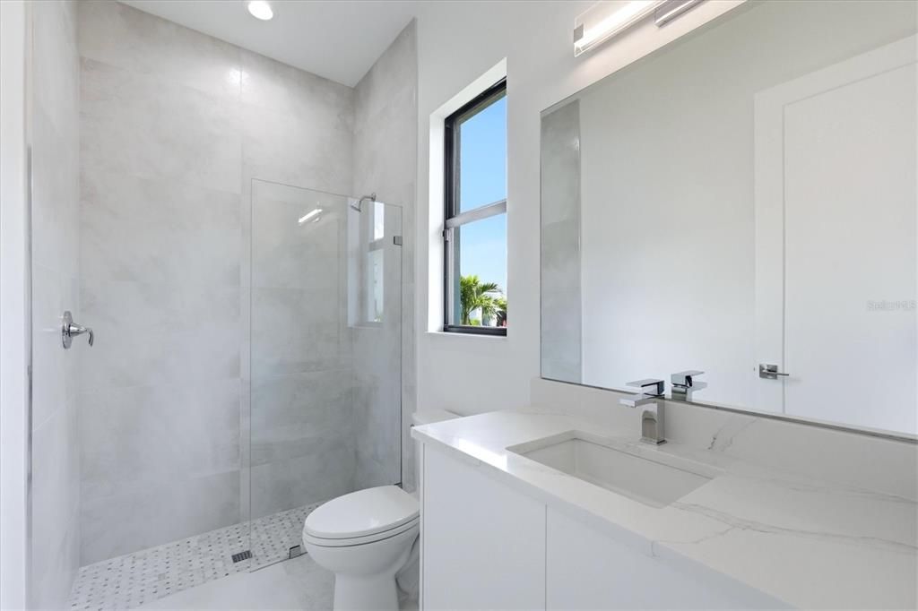 En Venta: $979,000 (3 camas, 3 baños, 3066 Pies cuadrados)