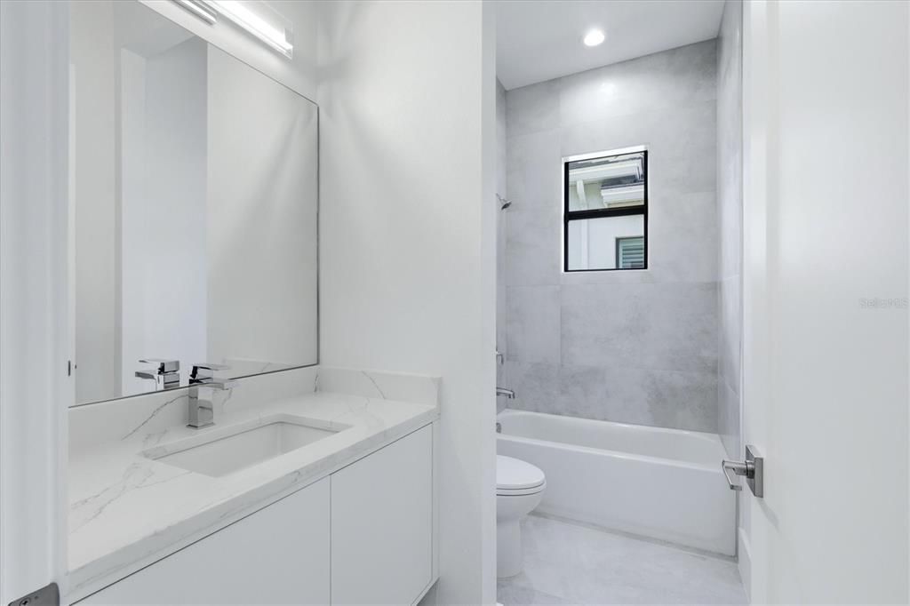 En Venta: $979,000 (3 camas, 3 baños, 3066 Pies cuadrados)