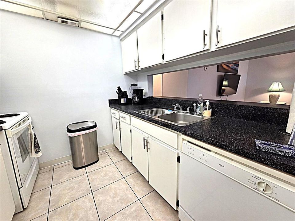 Active With Contract: $145,000 (2 beds, 1 baths, 987 Square Feet)