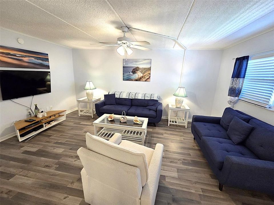Active With Contract: $145,000 (2 beds, 1 baths, 987 Square Feet)