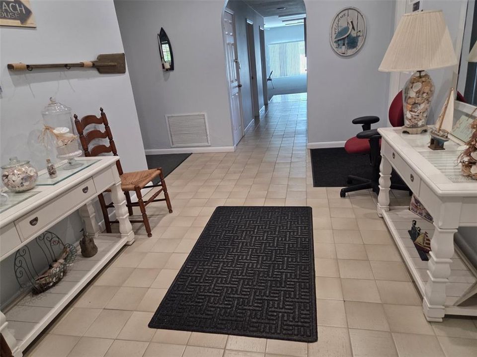 Active With Contract: $145,000 (2 beds, 1 baths, 987 Square Feet)