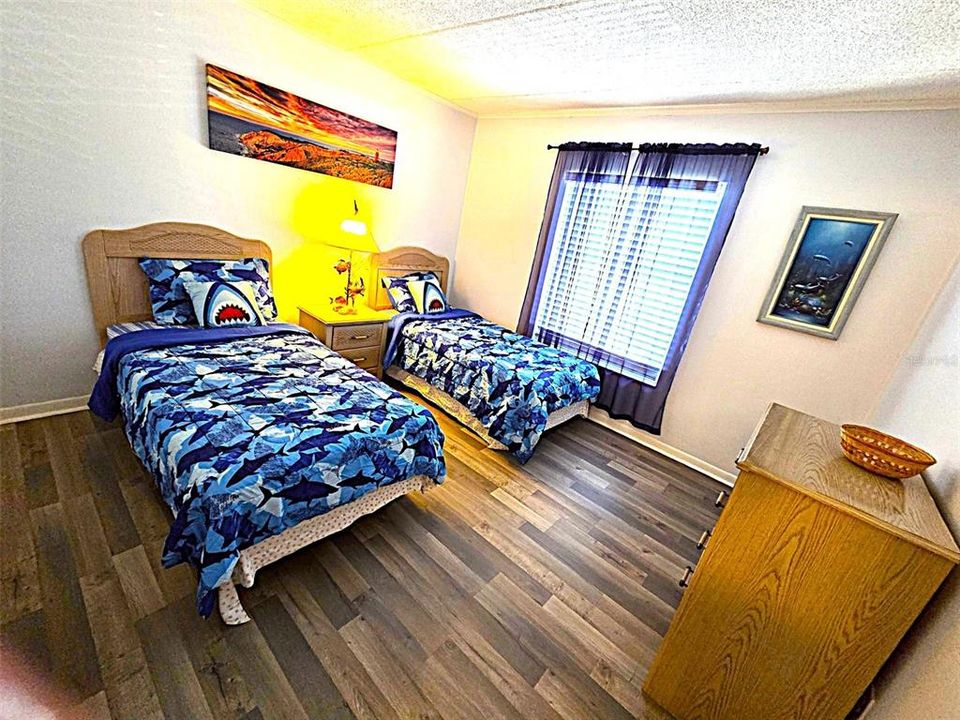 Active With Contract: $145,000 (2 beds, 1 baths, 987 Square Feet)