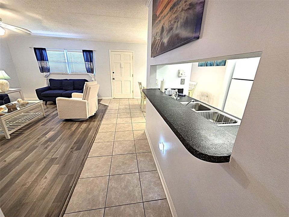 Active With Contract: $145,000 (2 beds, 1 baths, 987 Square Feet)
