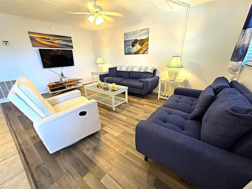 Active With Contract: $145,000 (2 beds, 1 baths, 987 Square Feet)