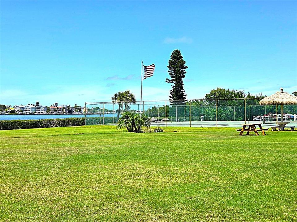 Active With Contract: $145,000 (2 beds, 1 baths, 987 Square Feet)