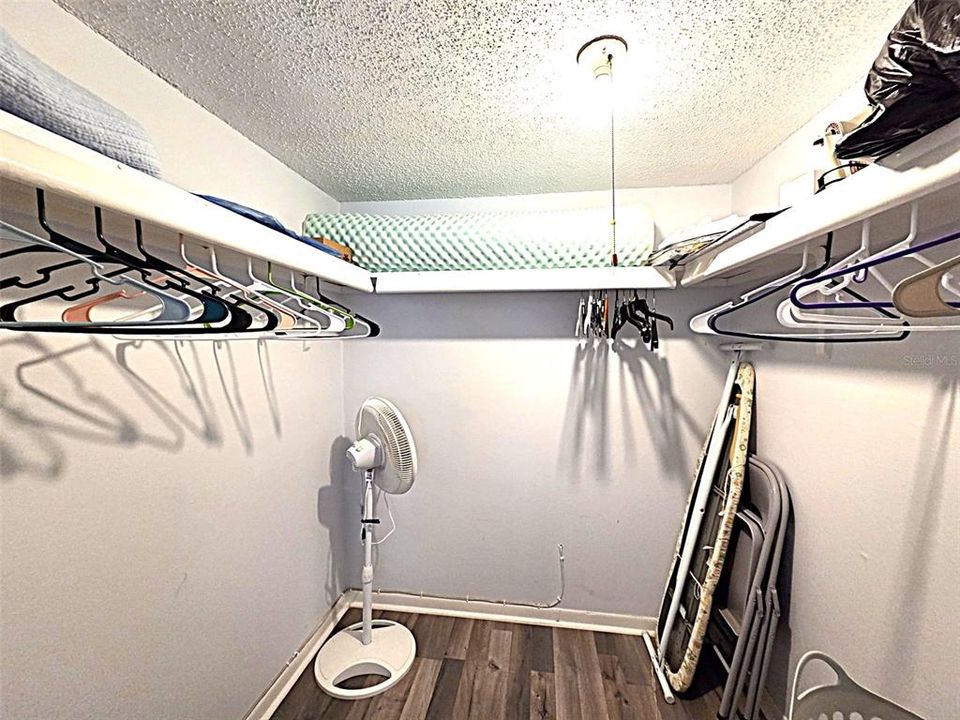 Active With Contract: $145,000 (2 beds, 1 baths, 987 Square Feet)