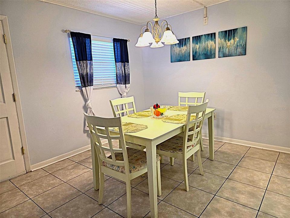 Active With Contract: $145,000 (2 beds, 1 baths, 987 Square Feet)