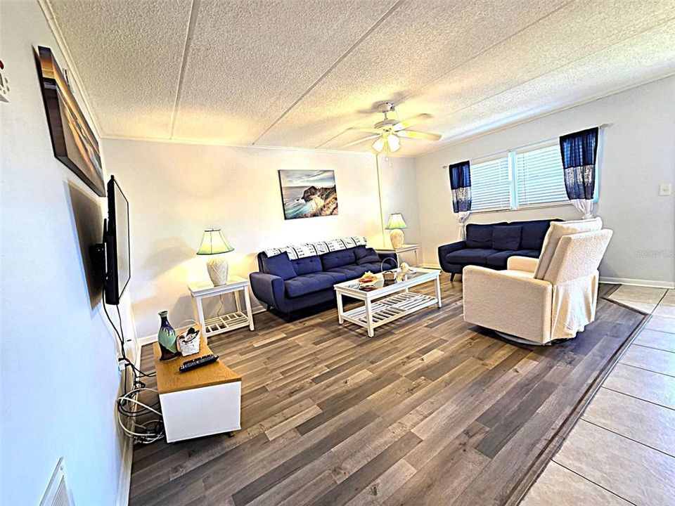 Active With Contract: $145,000 (2 beds, 1 baths, 987 Square Feet)