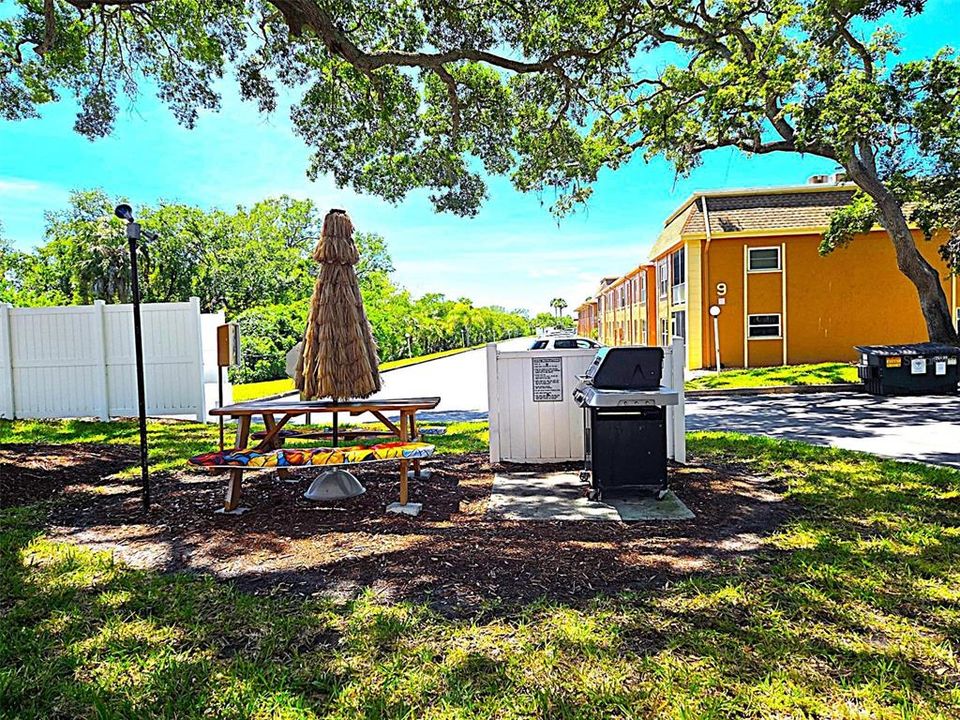 Active With Contract: $145,000 (2 beds, 1 baths, 987 Square Feet)
