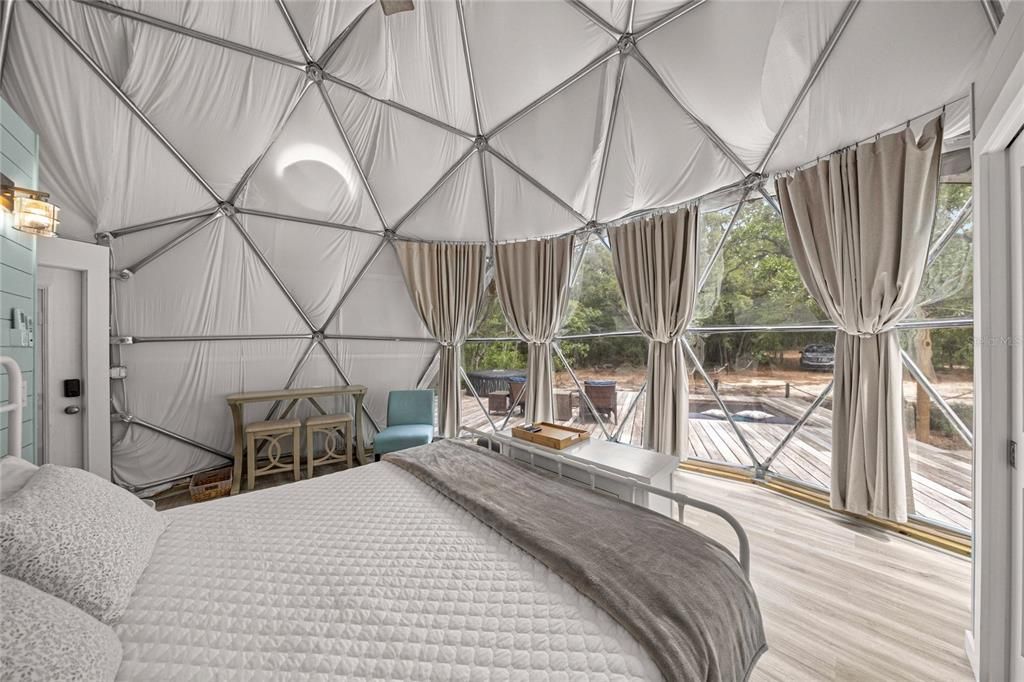 For Sale: $550,000 (1 beds, 1 baths, 477 Square Feet)