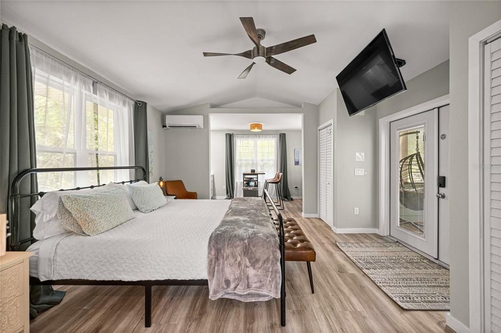 For Sale: $550,000 (1 beds, 1 baths, 477 Square Feet)