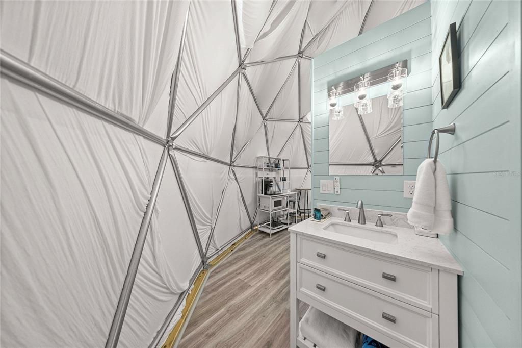For Sale: $550,000 (1 beds, 1 baths, 477 Square Feet)