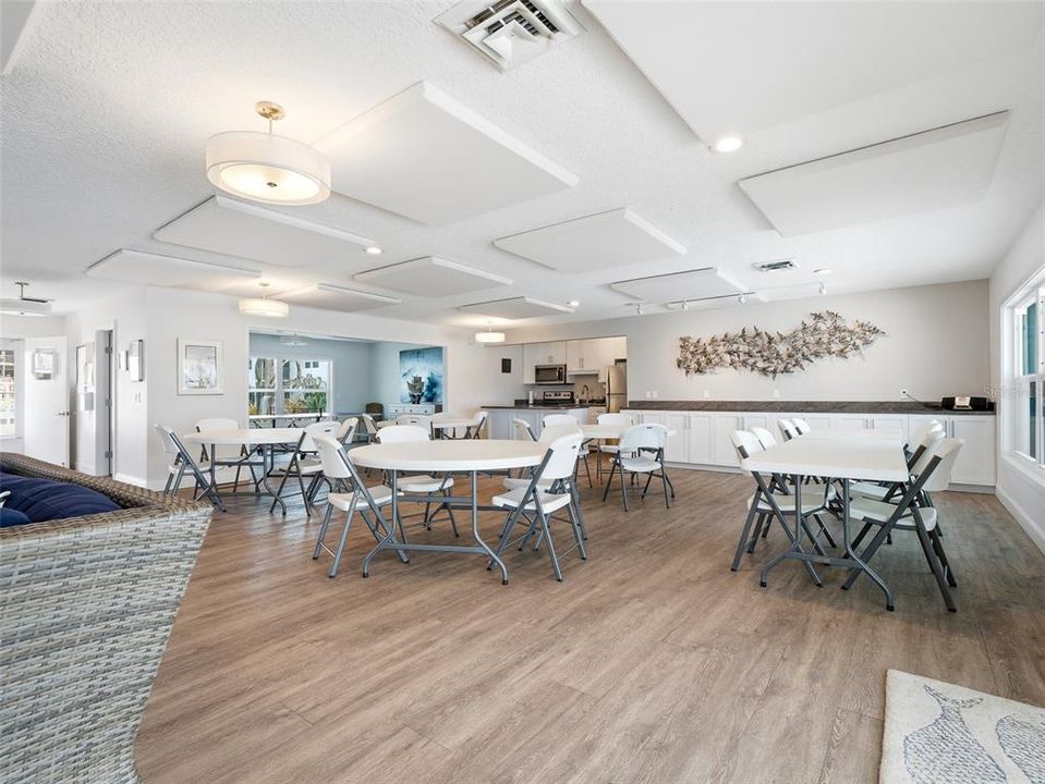 Active With Contract: $323,300 (2 beds, 2 baths, 958 Square Feet)