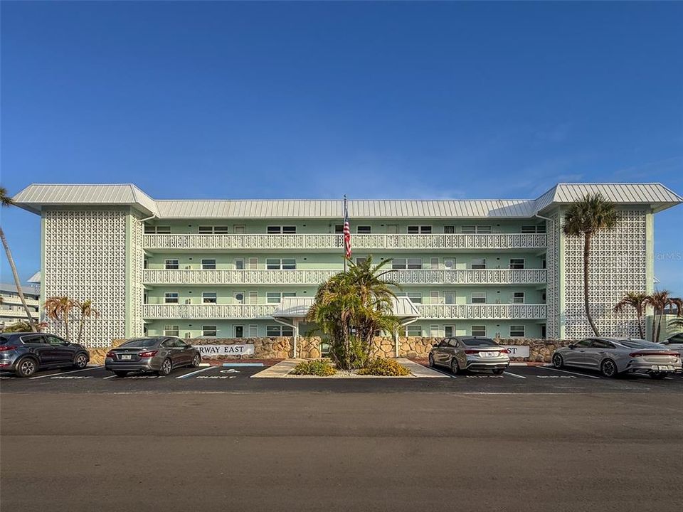 Active With Contract: $323,300 (2 beds, 2 baths, 958 Square Feet)