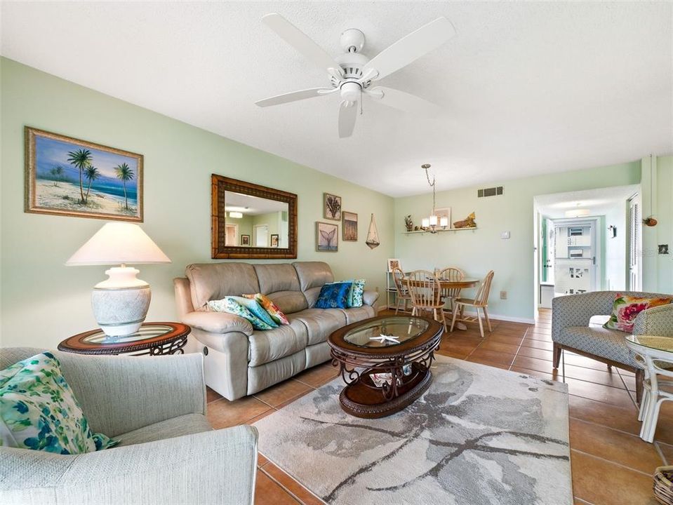 Active With Contract: $323,300 (2 beds, 2 baths, 958 Square Feet)