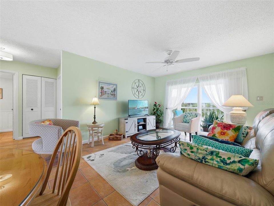 Active With Contract: $323,300 (2 beds, 2 baths, 958 Square Feet)
