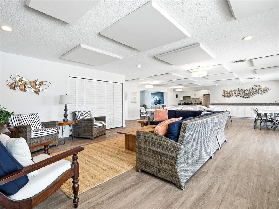Active With Contract: $323,300 (2 beds, 2 baths, 958 Square Feet)