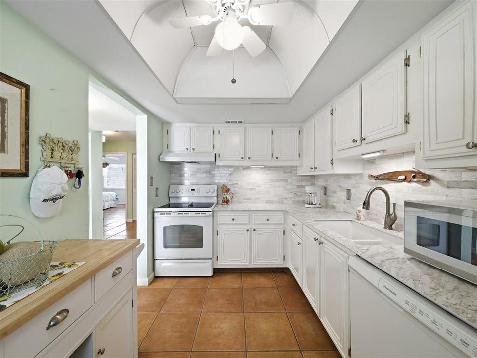 Active With Contract: $323,300 (2 beds, 2 baths, 958 Square Feet)
