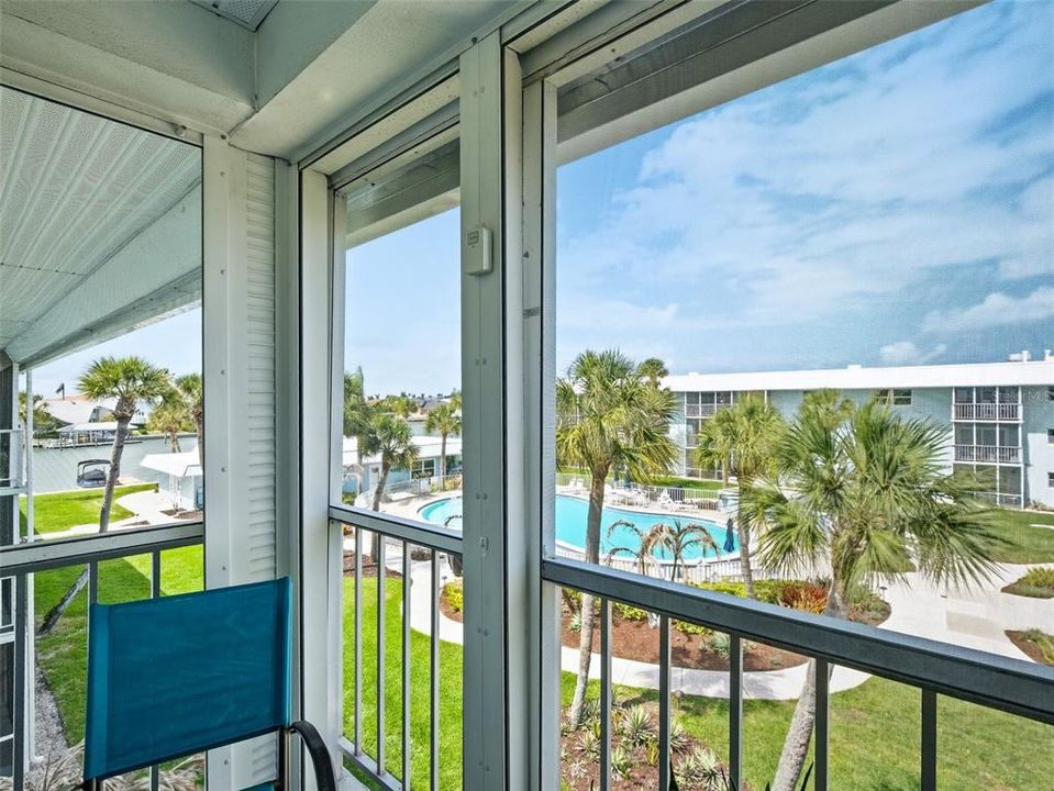 Active With Contract: $323,300 (2 beds, 2 baths, 958 Square Feet)
