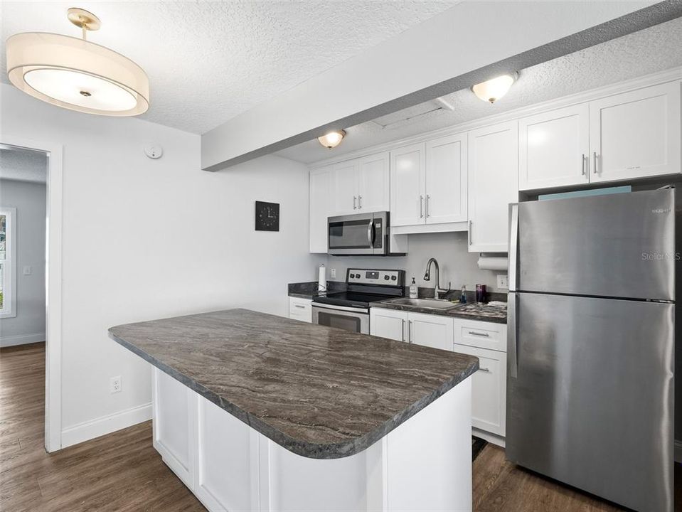 Active With Contract: $323,300 (2 beds, 2 baths, 958 Square Feet)