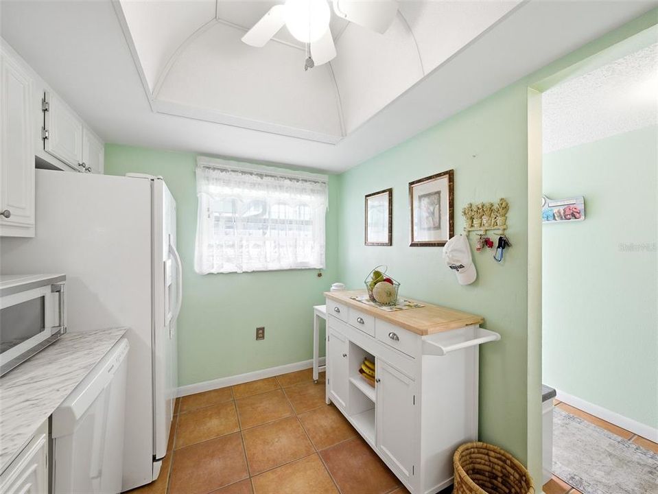 Active With Contract: $323,300 (2 beds, 2 baths, 958 Square Feet)
