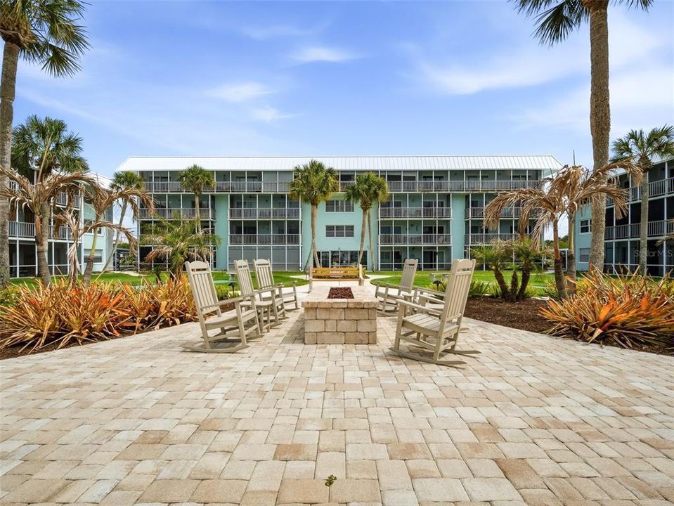 Active With Contract: $323,300 (2 beds, 2 baths, 958 Square Feet)