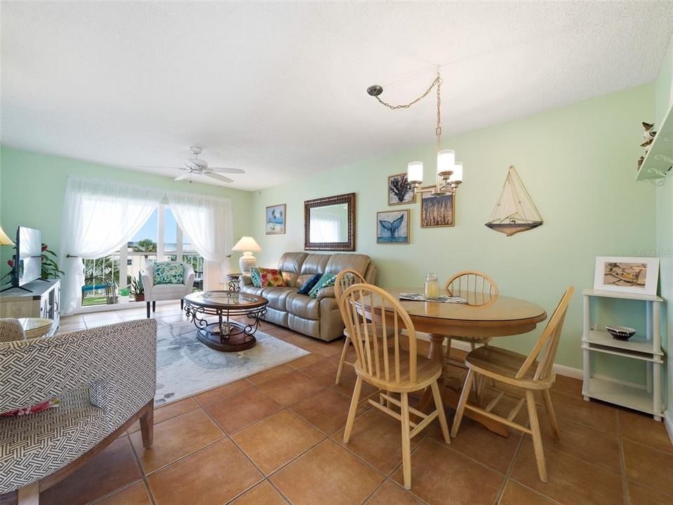 Active With Contract: $323,300 (2 beds, 2 baths, 958 Square Feet)