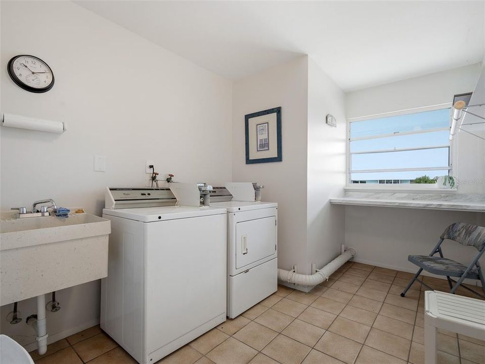 Active With Contract: $323,300 (2 beds, 2 baths, 958 Square Feet)