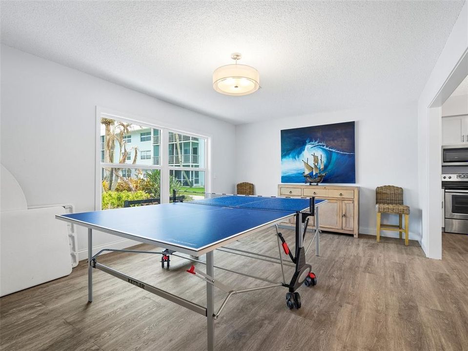 Active With Contract: $323,300 (2 beds, 2 baths, 958 Square Feet)