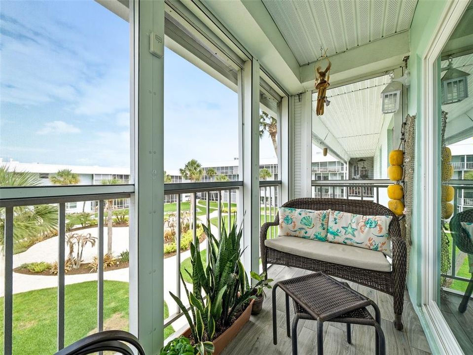 Active With Contract: $323,300 (2 beds, 2 baths, 958 Square Feet)