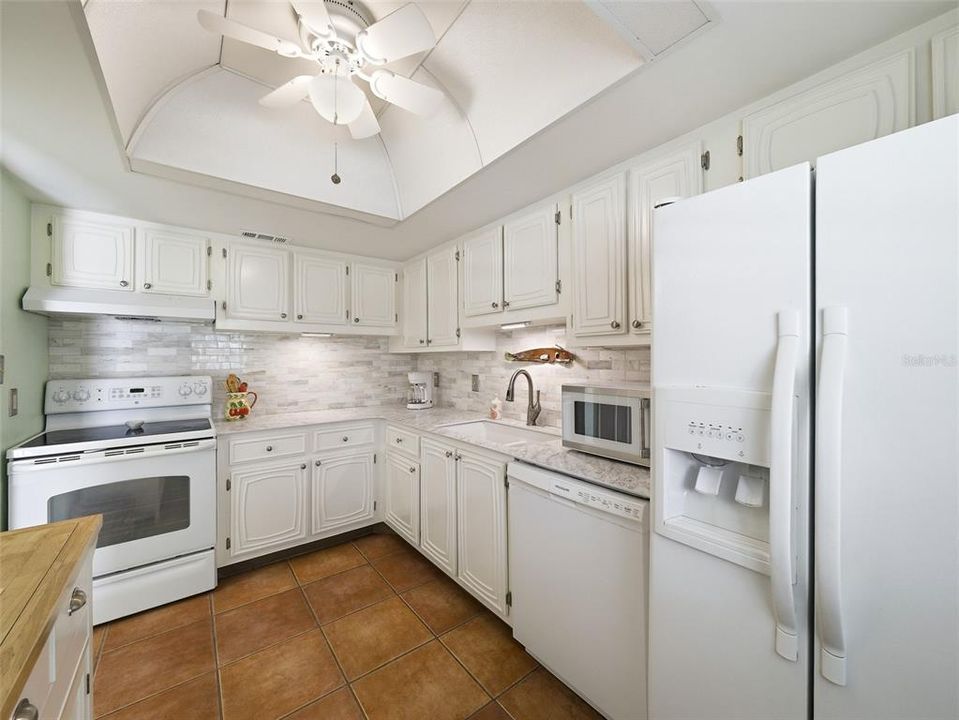 Active With Contract: $323,300 (2 beds, 2 baths, 958 Square Feet)