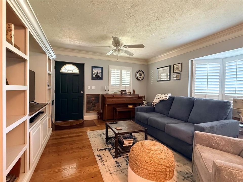 For Sale: $289,000 (2 beds, 1 baths, 1020 Square Feet)
