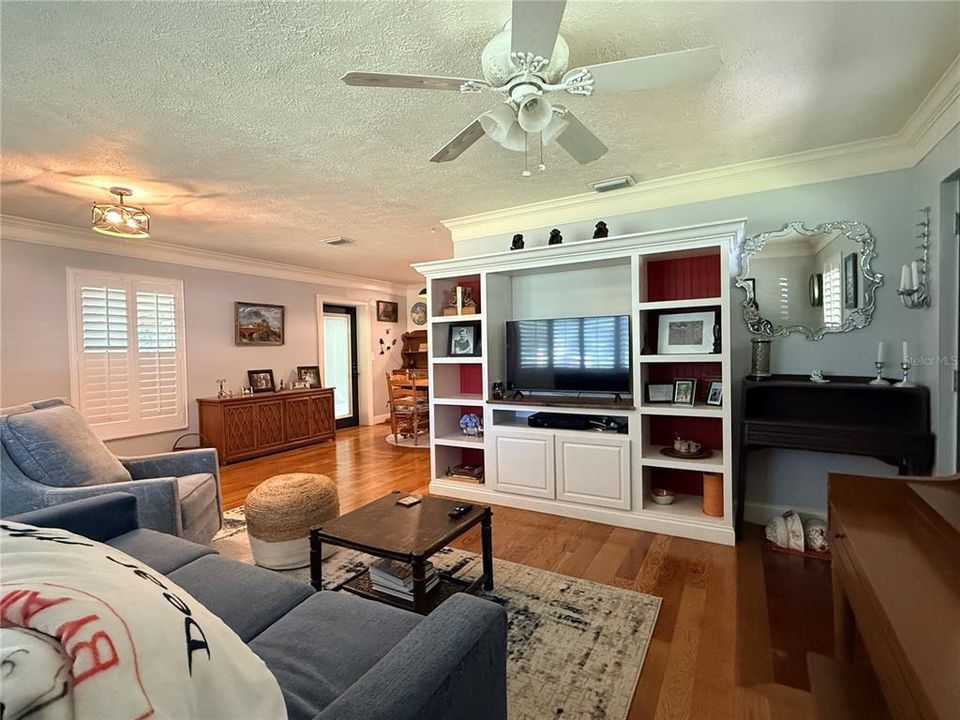 For Sale: $289,000 (2 beds, 1 baths, 1020 Square Feet)