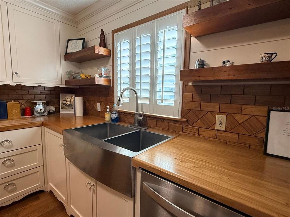 For Sale: $289,000 (2 beds, 1 baths, 1020 Square Feet)