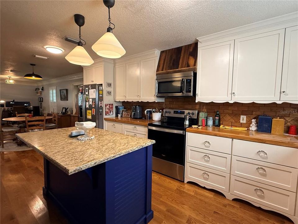 For Sale: $289,000 (2 beds, 1 baths, 1020 Square Feet)