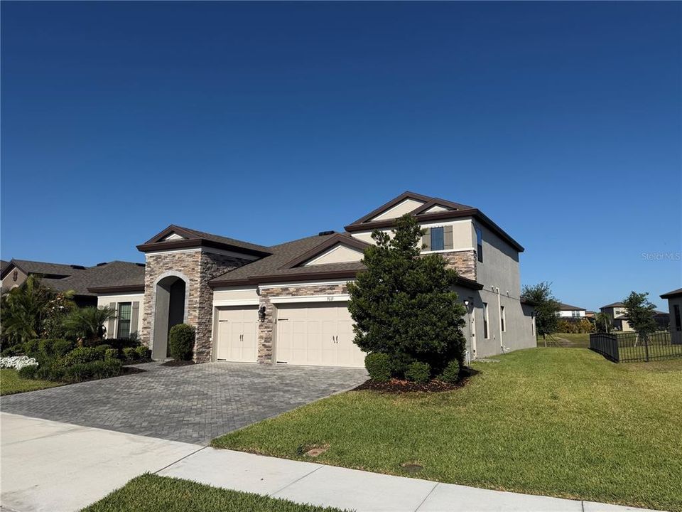 Activo con contrato: $859,990 (4 camas, 4 baños, 3172 Pies cuadrados)