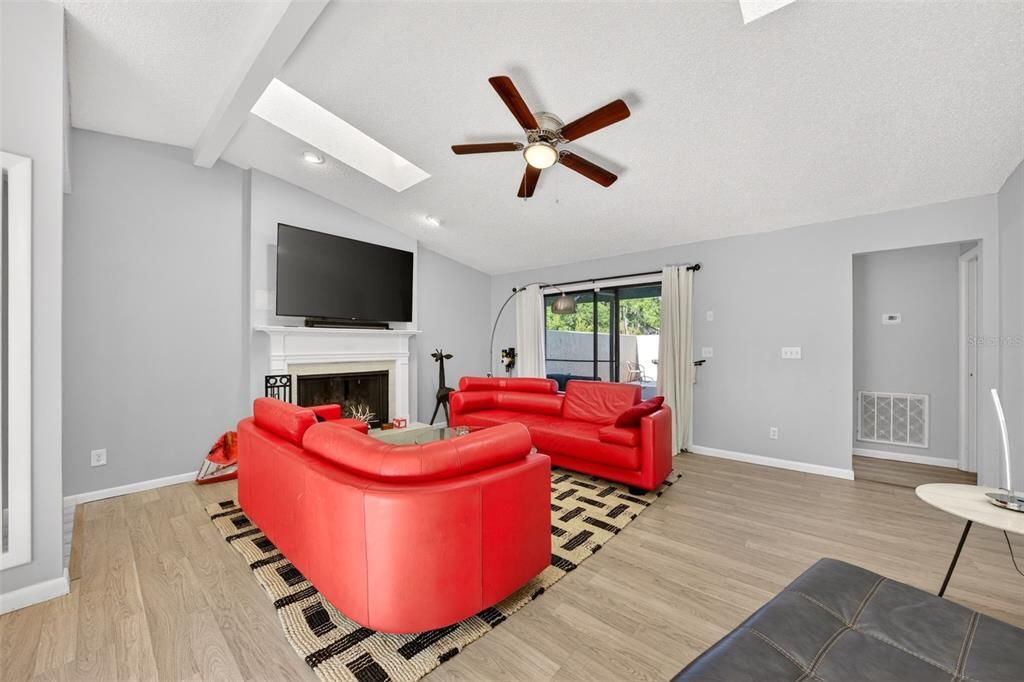 For Sale: $183,999 (2 beds, 2 baths, 1331 Square Feet)