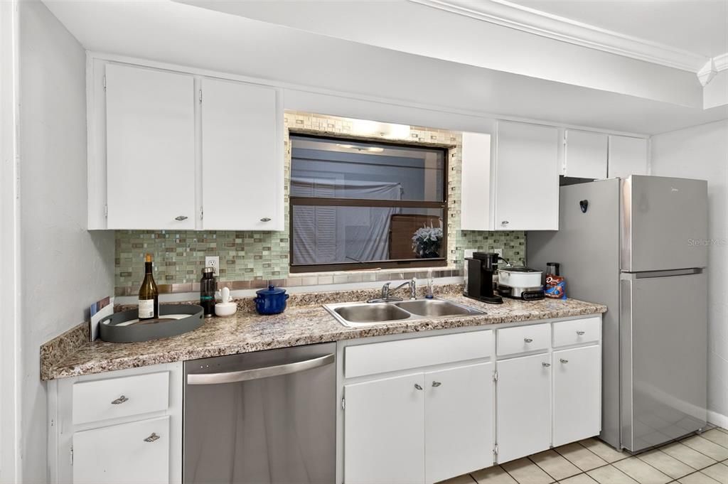 For Sale: $183,999 (2 beds, 2 baths, 1331 Square Feet)