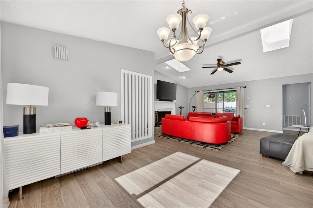 For Sale: $183,999 (2 beds, 2 baths, 1331 Square Feet)